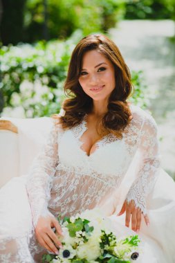 Gelin buketi ile beyaz negligee genç güzel gelinin yakın çekim portresi