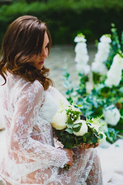 Sposi mattina e primo piano ritratto della giovane bella sposa in negligee bianco — Foto Stock