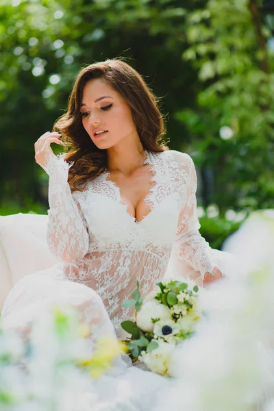 Close-up retrato de jovem noiva bonita em branco negligee com buquê de noiva — Fotografia de Stock