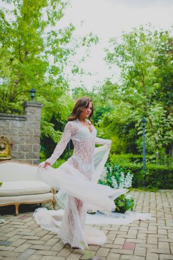 Beyaz negligee beyaz kumaş büyük bir parça ile poz baştan çıkarıcı genç gelin