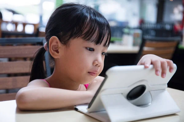 Azjatycki Chiński Dziewczynka Gra Komputer Typu Tablet Kawiarni Świeżym Powietrzu — Zdjęcie stockowe