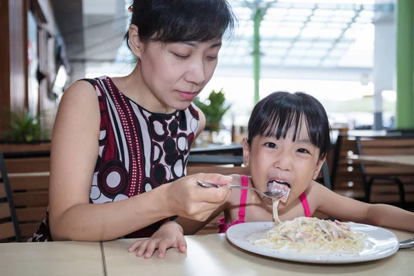 Asiatiska Kinesiska Mor Och Dotter Äta Spaghetti Bolognese Uteservering — Stockfoto