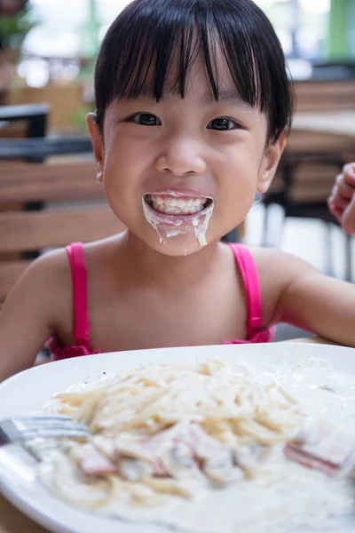 Asiatique Chinois Petite Fille Manger Spaghetti Extérieur Café — Photo