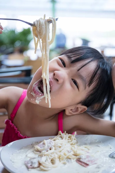 Asiatique Chinois Petite Fille Manger Spaghetti Extérieur Café — Photo