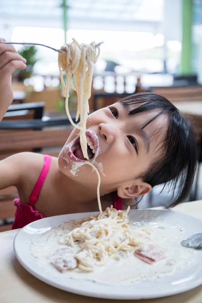 Asian Chinese Little Girl Eating Spaghetti Outdoor Cafe — Stock Photo, Image