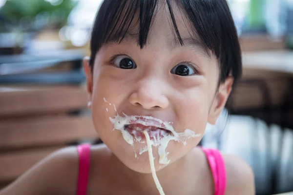 Asian Chinese Little Girl Eating Spaghetti Outdoor Cafe — Stock Photo, Image