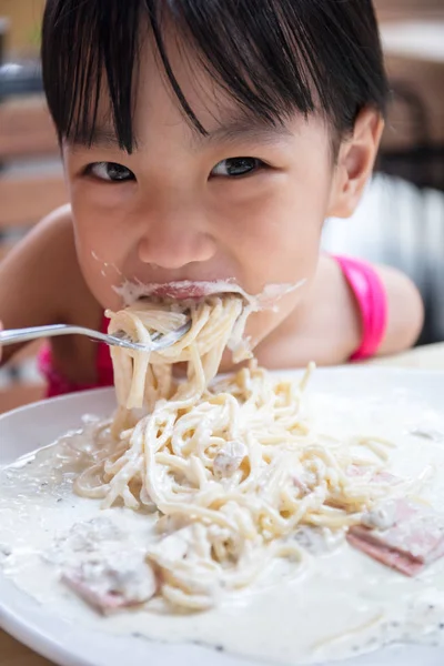Asiatiska Kinesiska Lilla Flicka Äter Spaghetti Uteservering — Stockfoto
