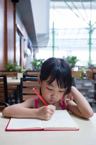 Asiatisch Chinesisch Klein Mädchen Doing Homework Bei Outdoor Cafe — Stockfoto