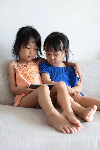 Asiatique Chinois Petites Sœurs Utilisant Tablette Sur Canapé Dans Salon — Photo