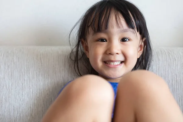 Asyalı Çinli Küçük Kız Evde Oturma Odasında Kanepede Oturan — Stok fotoğraf
