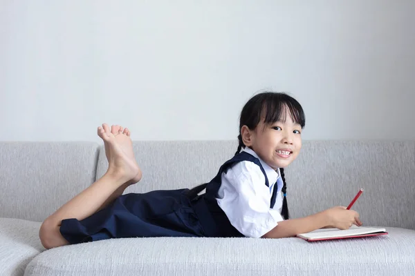 Aziatische Chinese Meisje Opleggen Aan Het Boek Schrijven Van Bank — Stockfoto