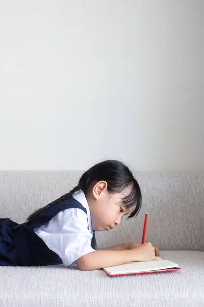 Asiatisch Chinesisch Klein Mädchen Legen Auf Die Sofa Schreibbuch Die — Stockfoto