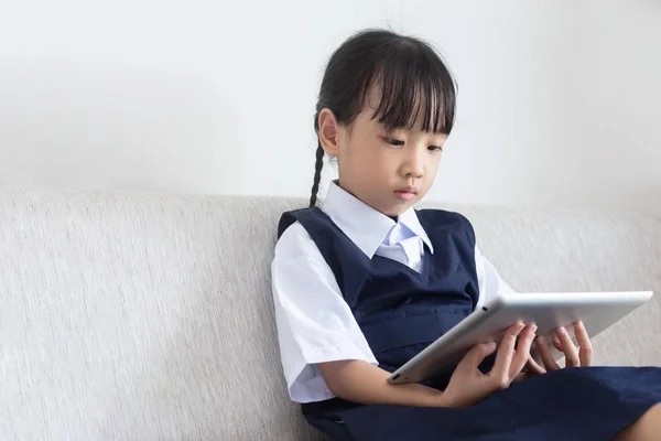 Ázsiai Kínai Kislány Kanapén Digitális Tabletta Játszik Otthon Nappaliban — Stock Fotó