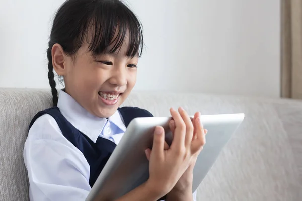 Азіатський Китайський Дівчинка Сидить Дивані Граючи Цифровий Планшетний Вітальні Дому — стокове фото