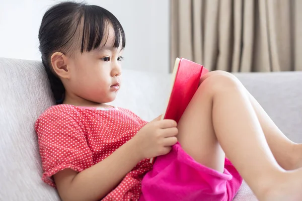 Asyalı Çinli Küçük Kız Kanepe Okuma Kitabı Evde Oturma Odasında — Stok fotoğraf