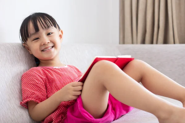 Asiatische Chinesische Kleines Mädchen Sitzt Auf Dem Sofa Lesen Buch — Stockfoto