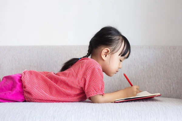 Ασιατική Κινέζικη Κοριτσάκι Τοποθέτηση Στο Βιβλίο Γραφής Καναπές Στο Σαλόνι — Φωτογραφία Αρχείου