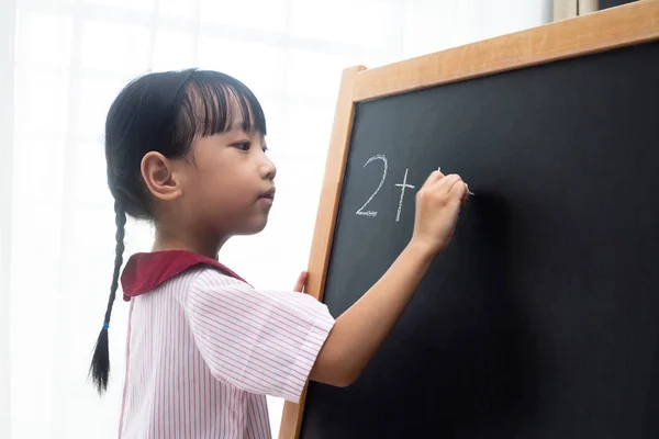Aziatische Chinese Meisje Schrijven Blackboard Geïsoleerde Witte Achtergrond — Stockfoto