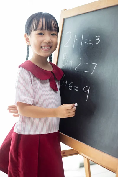 Asiatico Cinese Bambina Scrittura Lavagna Isolato Bianco Sfondo — Foto Stock