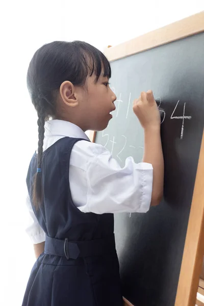 亚洲的中国小女孩在孤立的白色背景在黑板上写 — 图库照片