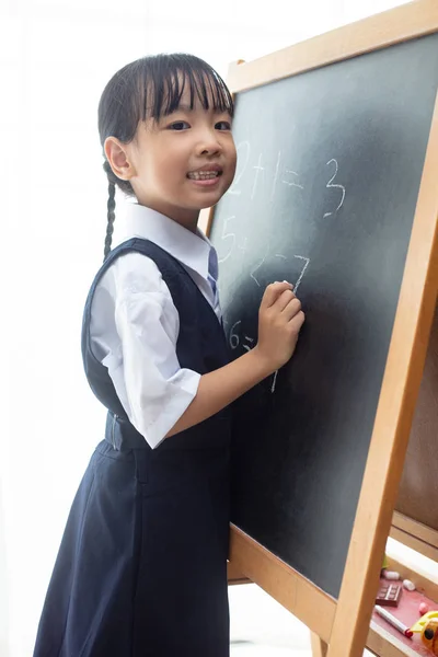 Aziatische Chinese Meisje Schrijven Blackboard Geïsoleerde Witte Achtergrond — Stockfoto