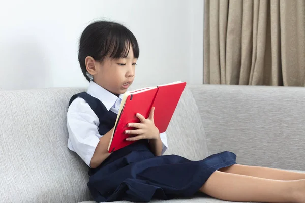 Azjatycki Chiński Dziewczynka Siedzi Kanapie Czytanie Książki Salonie Domu — Zdjęcie stockowe