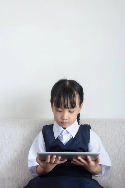 Asiática China Niña Sentada Sofá Jugando Tableta Digital Sala Estar — Foto de Stock