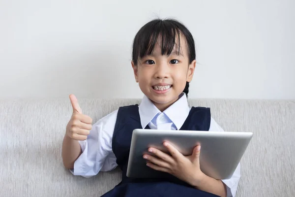 Asiática China Niña Sentada Sofá Jugando Tableta Digital Sala Estar — Foto de Stock