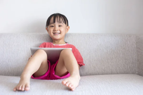 Azjatycki Chiński Dziewczynka Siedzi Kanapie Odtwarzanie Cyfrowych Tablet Salonie Domu — Zdjęcie stockowe