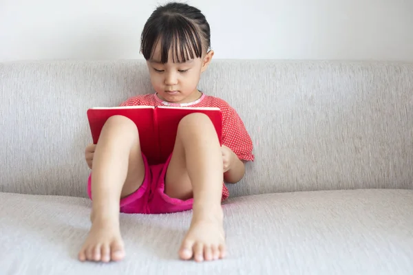 Asiática China Niña Sentada Sofá Libro Lectura Sala Estar Casa — Foto de Stock