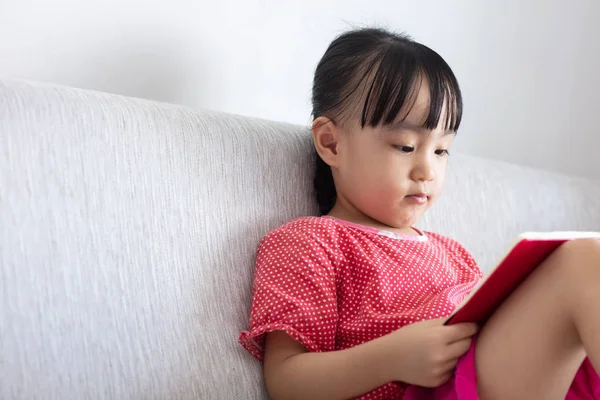 Aziatische Chinese Meisje Zittend Bank Leesboek Huiskamer — Stockfoto