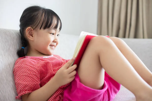 Ασίας Κινεζική Μικρό Κορίτσι Που Κάθεται Στο Καναπέ Ανάγνωση Βιβλίο — Φωτογραφία Αρχείου