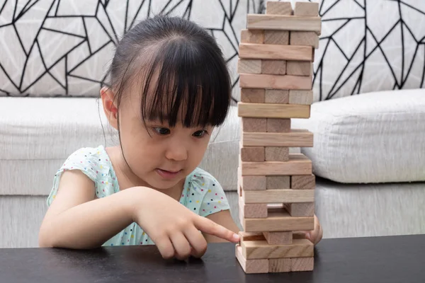 Asiática China Niña Jugando Madera Pilas Casa — Foto de Stock