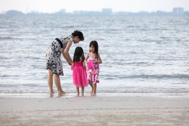 Asya Çin anne ve kızı oynamaya birlikte beach adlı açık kum