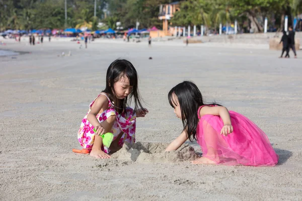 Ázsiai Kínai Little Sisters Játszott Homokos Strand Szabadtéri — Stock Fotó