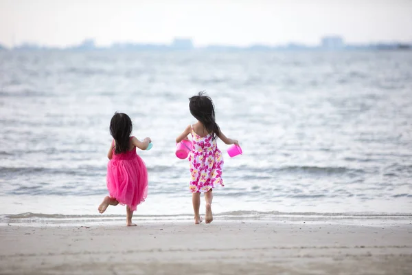 Aziatische Chinese Zusjes Plezier Het Strand Buiten — Stockfoto