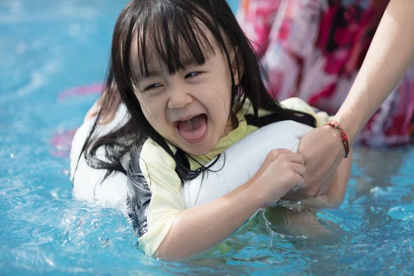 Asian Little Chinese Girl Playing Swimming Pool Outdoor — Stock Photo, Image