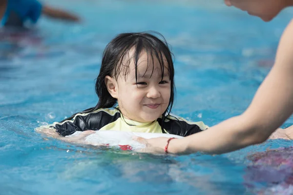 Asiático Chino Familia Jugando Piscina Aire Libre — Foto de Stock