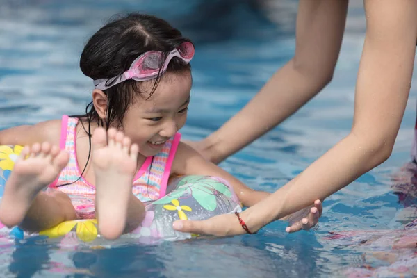 Asiática Poco China Chica Jugando Piscina Aire Libre — Foto de Stock