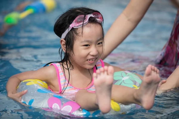 Asyalı Küçük Çinli Kız Oynarken Açık Yüzme Havuzunda — Stok fotoğraf