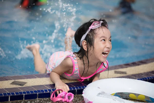 Asiática Poco China Chica Jugando Piscina Aire Libre — Foto de Stock