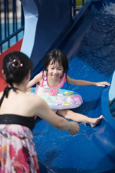 亚洲华人家庭在泳池户外玩耍 免版税图库照片