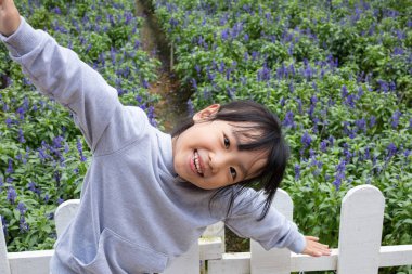 Asyalı Çinli küçük kız lavanta alanının yanındaki açık poz