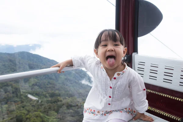 Kablo Araba Sürme Manzarayı Asyalı Çinli Küçük Kız — Stok fotoğraf