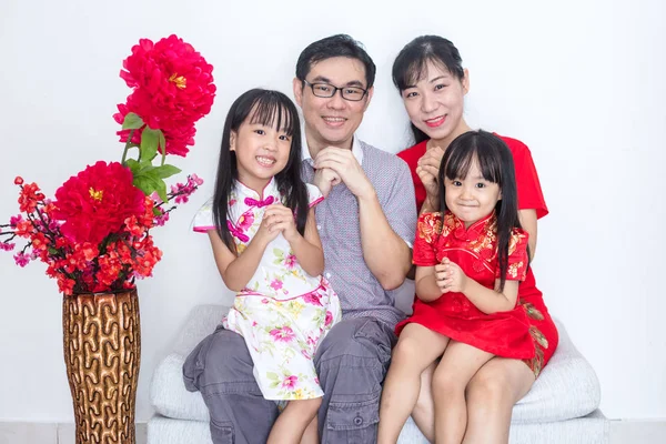Aziatische Chinese Familie Met Groet Gebaar Thuis Voor Chinees Nieuwjaar — Stockfoto