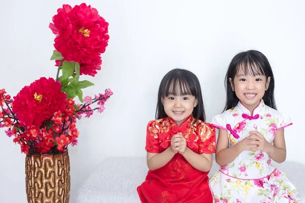 Asijská Čínská Sestřičky Sobě Cheongsam Pozdravem Gesto Slaví Čínský Nový — Stock fotografie