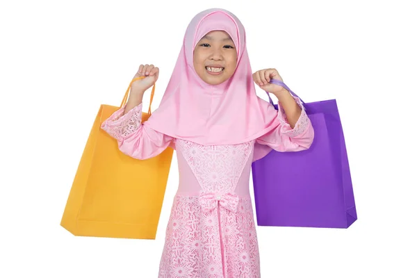 亚洲小中国女孩在传统马来服装举行购物袋在孤立的白色背景 — 图库照片