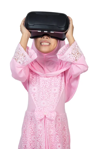 Asiatisches Kleines Chinesisches Mädchen Traditioneller Malaiischer Tracht Spielt Virtual Reality — Stockfoto