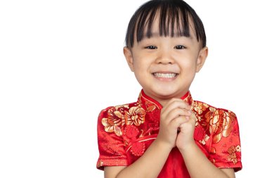 Asyalı Çinli küçük kız cheongsam Çin yeni yılı için izole beyaz arka planda jest kutlama tebrik ile giyiyor
