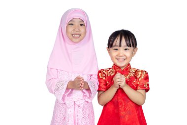 Asyalı Çinli küçük kız cheongsam ve geleneksel Malay jest izole beyaz arka planda tebrik ile kostüm